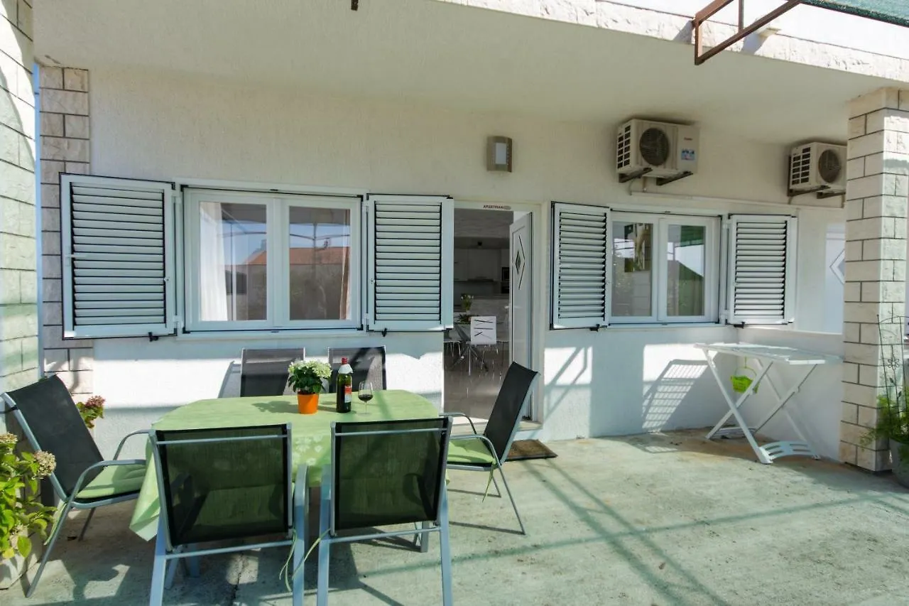 Apartmani Zana Okrug Gornji 3*,